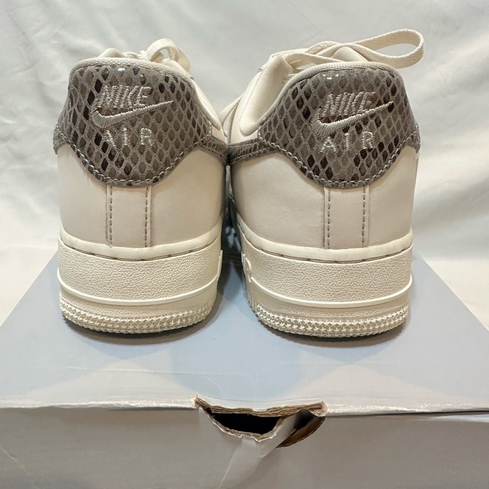 Nike Women's Air Force 1 '07 "Snakeskin Phantom/Iron Ore - Picture 4 of 15